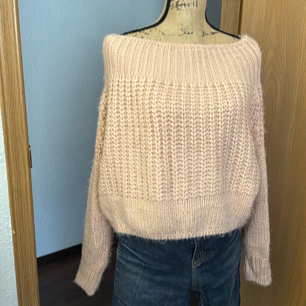 Light pink sweater in medium
